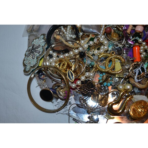 Vintage Jewelry Bits & Pieces for Jewelry Making and Crafting Mod Retro Kitsch - Picture 4 of 6